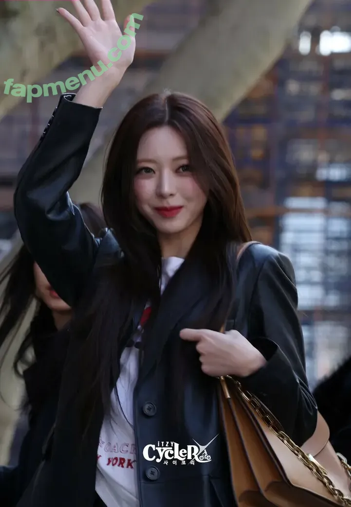 itzy.all.in.us nude photo #0383 (Shin Yu Na / Yuna ITZY / 유나)