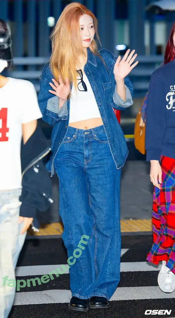 itzy.all.in.us nude photo #0495 (Shin Yu Na / Yuna ITZY / 유나)