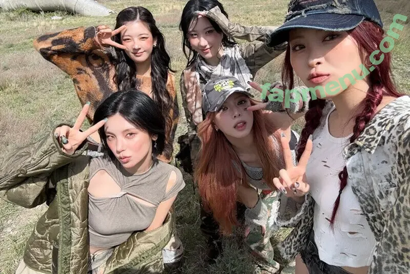 itzy.all.in.us nude photo #0588 (Shin Yu Na / Yuna ITZY / 유나)