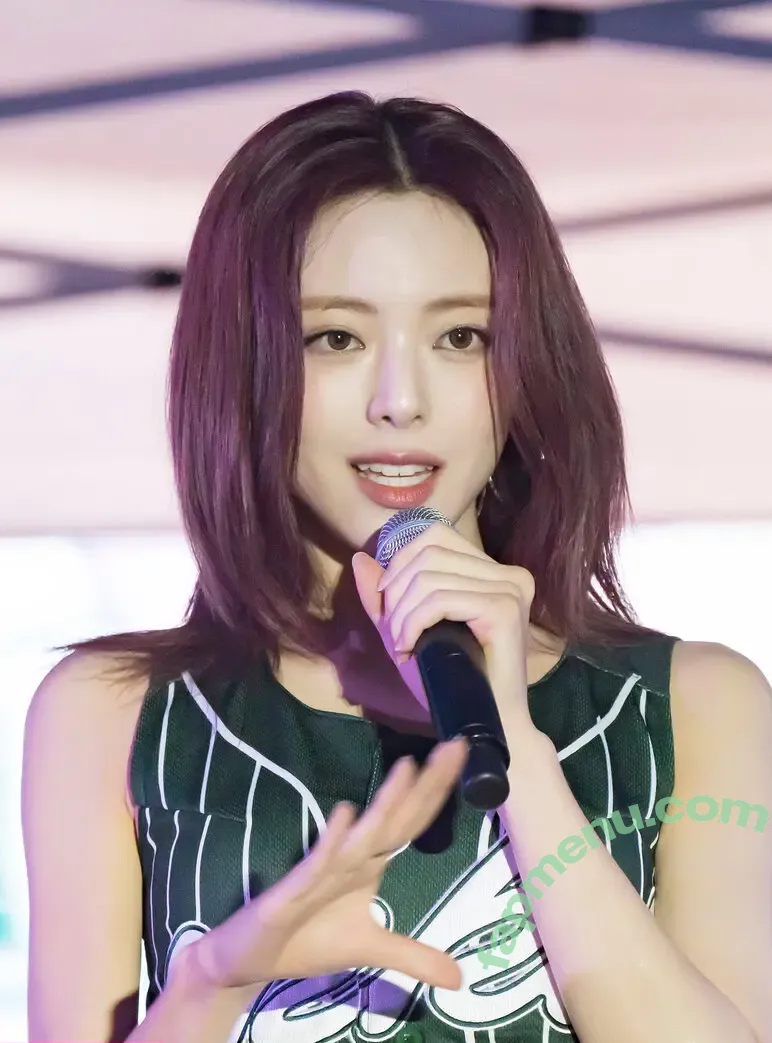 itzy.all.in.us nude photo #0830 (Shin Yu Na / Yuna ITZY / 유나)
