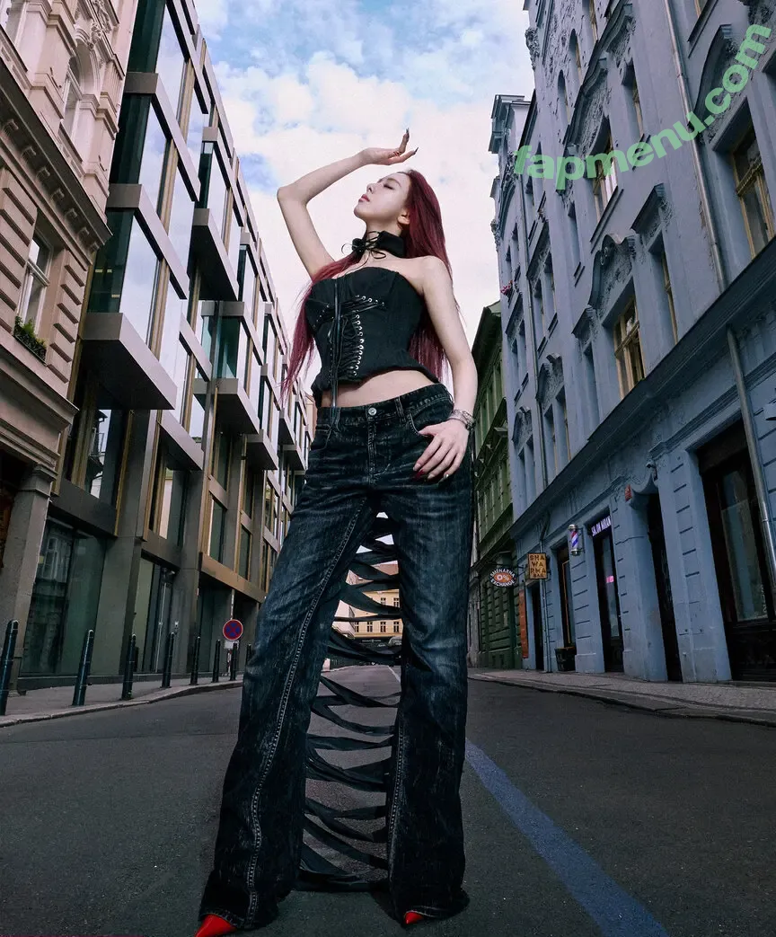 itzy.all.in.us nude photo #1023 (Shin Yu Na / Yuna ITZY / 유나)