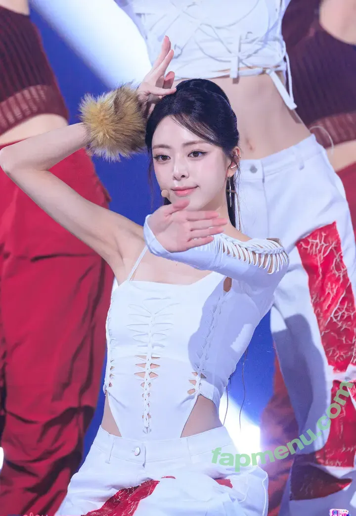 itzy.all.in.us nude photo #1166 (Shin Yu Na / Yuna ITZY / 유나)