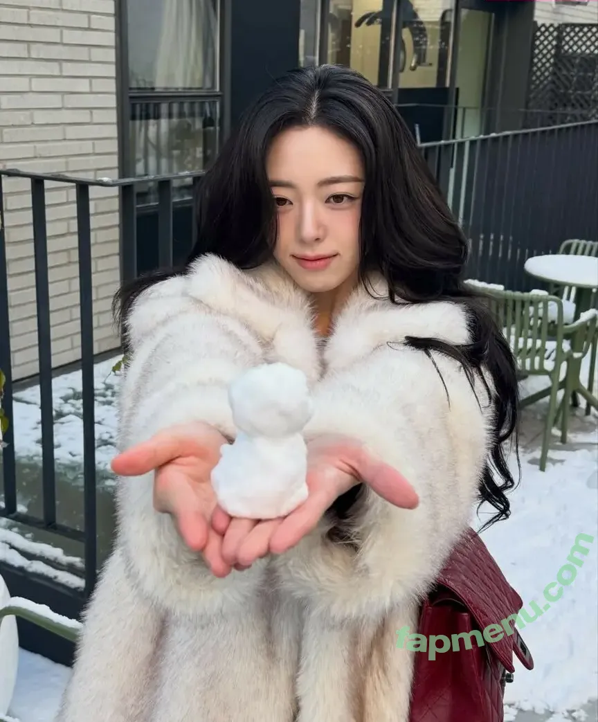 itzy.all.in.us nude photo #1179 (Shin Yu Na / Yuna ITZY / 유나)