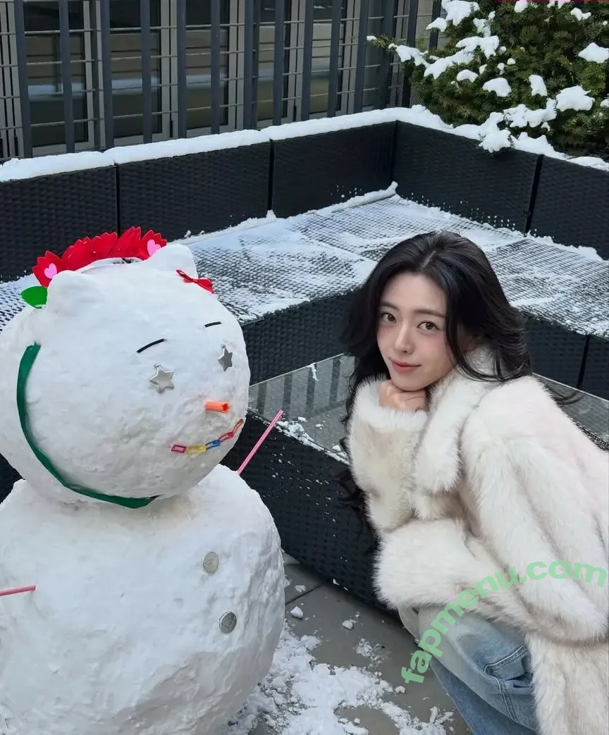 itzy.all.in.us nude photo #1186 (Shin Yu Na / Yuna ITZY / 유나)