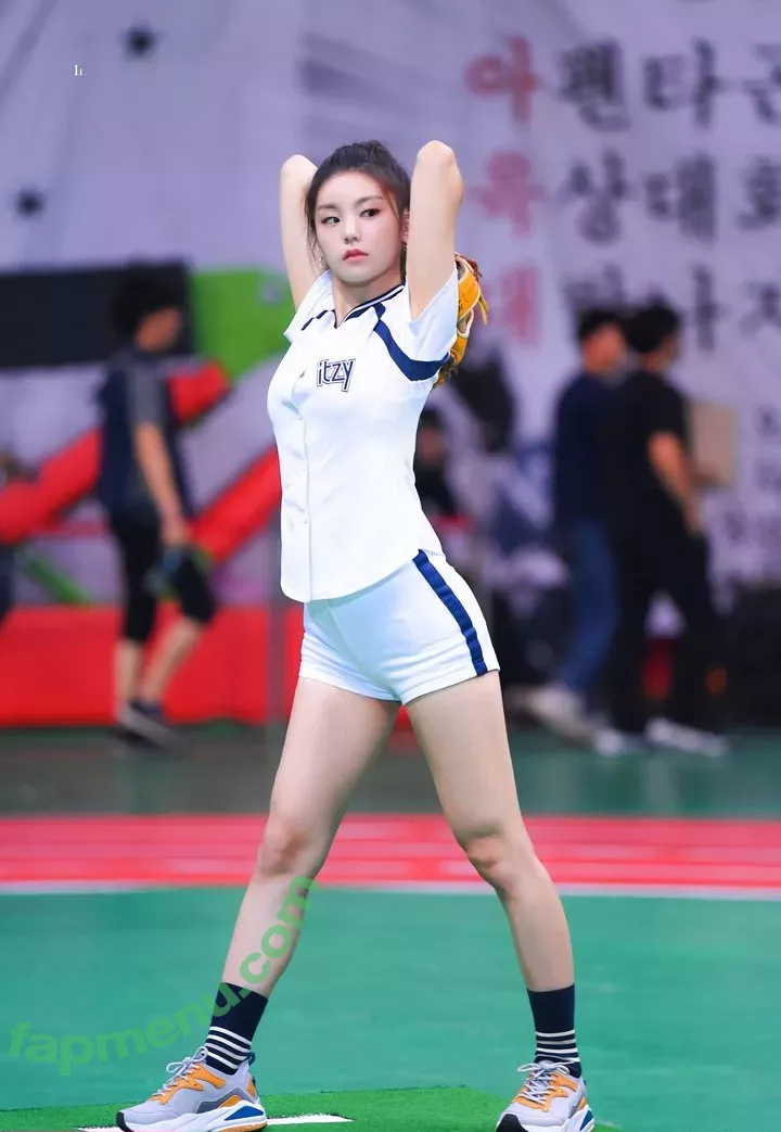 ITZY nude photo #0010 (Yeji / itzinay / itzy.all.in.us)