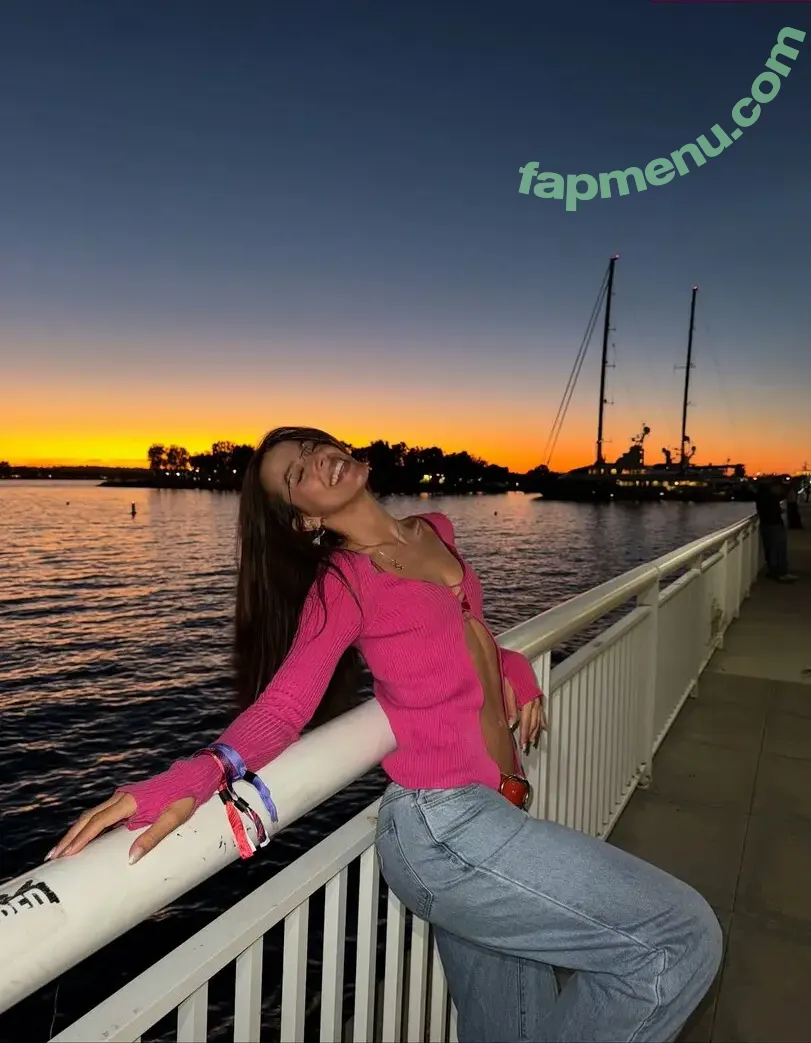 Izzybizzyspider nude photo #0404 (itsizzypaige)