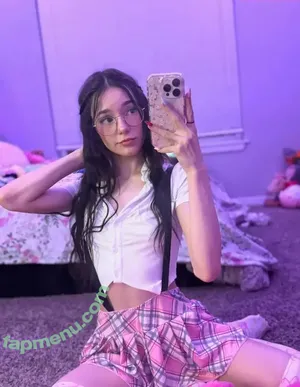 Izzyuwuu nude photo #0002