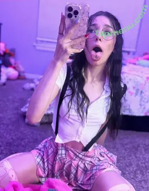 Izzyuwuu nude photo #0007