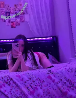 Izzyuwuu nude photo #0014