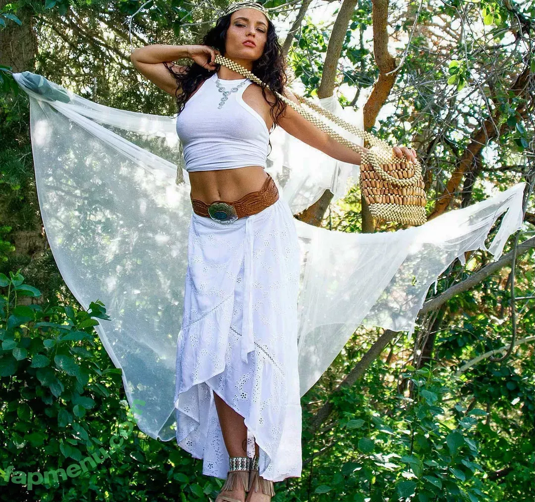 Jade Chynoweth nude photo #0003 (jadebug98)