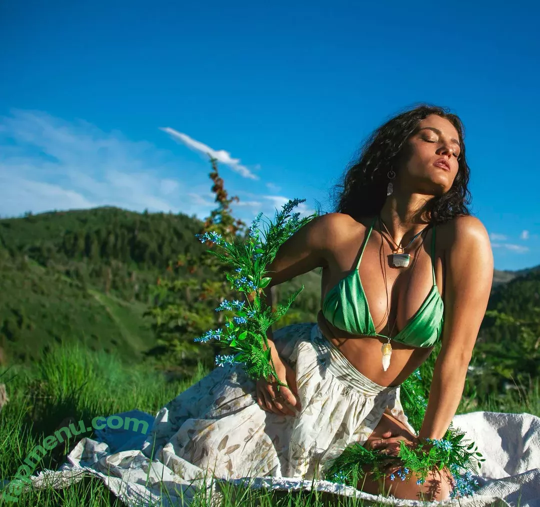 Jade Chynoweth nude photo #0069 (jadebug98)