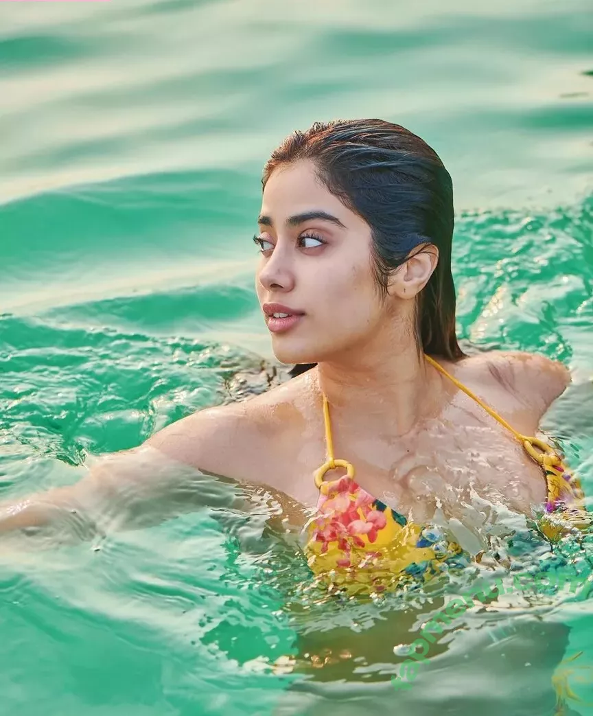 Janhvi Kapoor nude photo #0014 (janhvikapoor / janhvikapoorr)