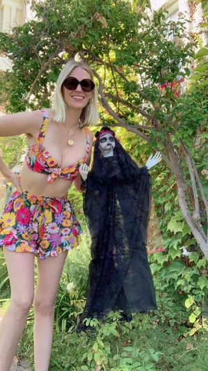 January Jones / januaryjones nude photo #0023