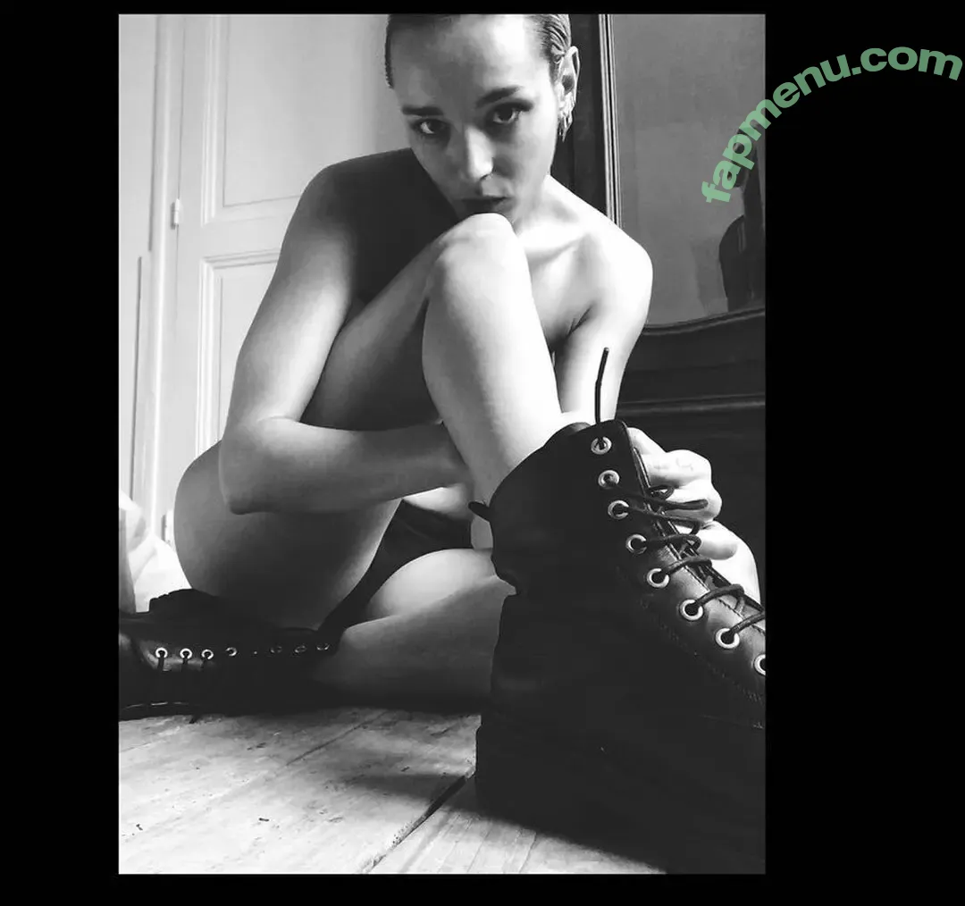 Jehnny Beth nude photo #0071 (jehnnybeth)