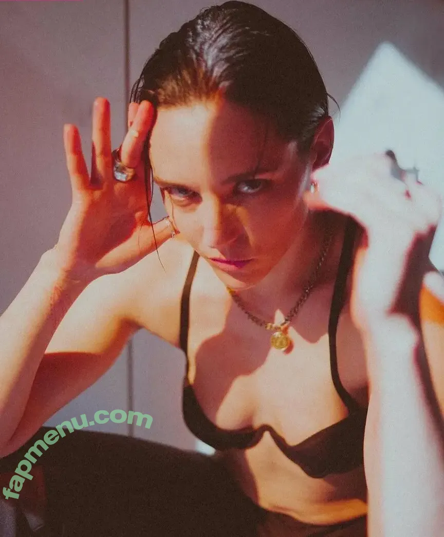 Jehnny Beth nude photo #0072 (jehnnybeth)