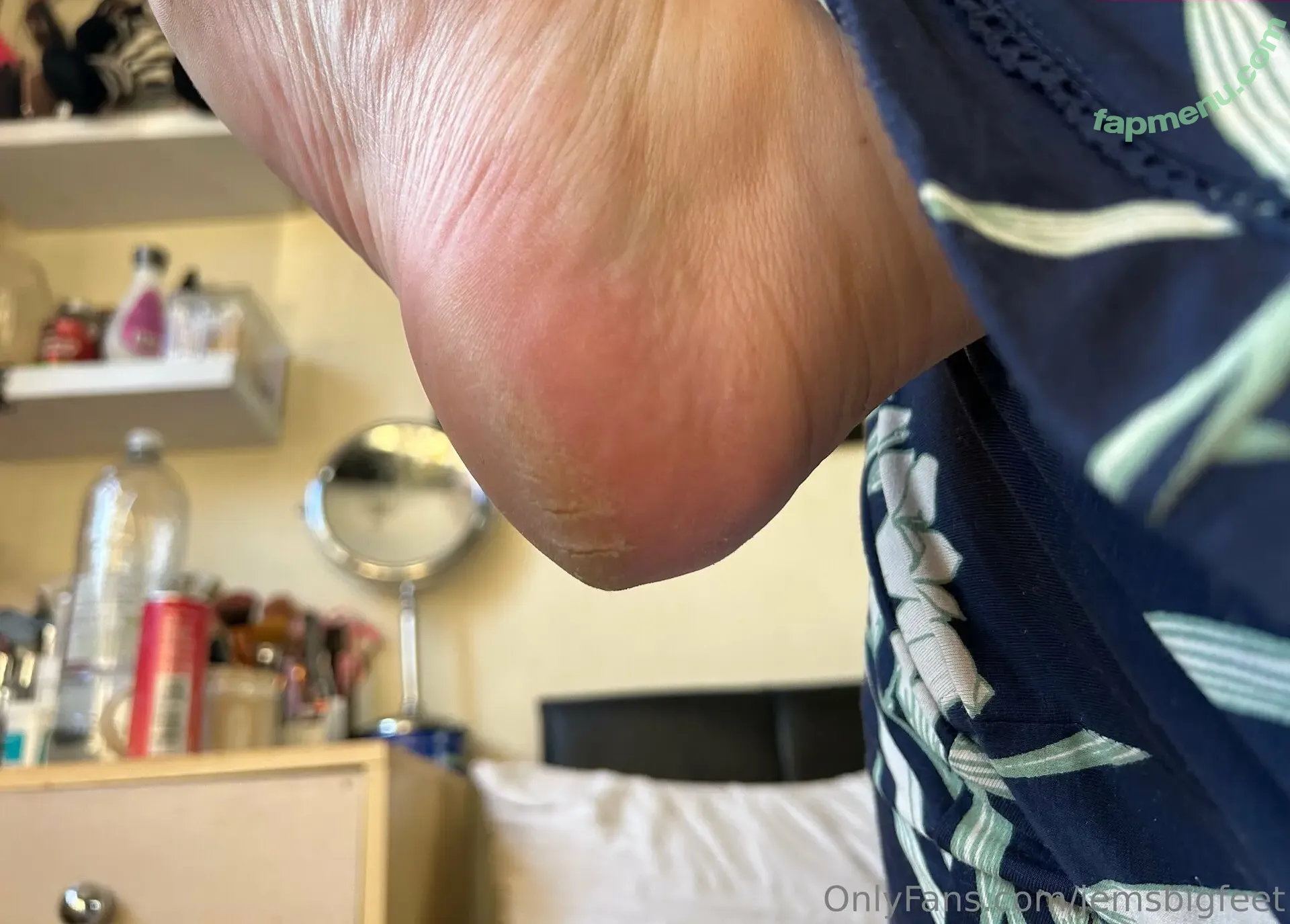 jemsbigfeet nude photo #0006 (jemsbigfeet)