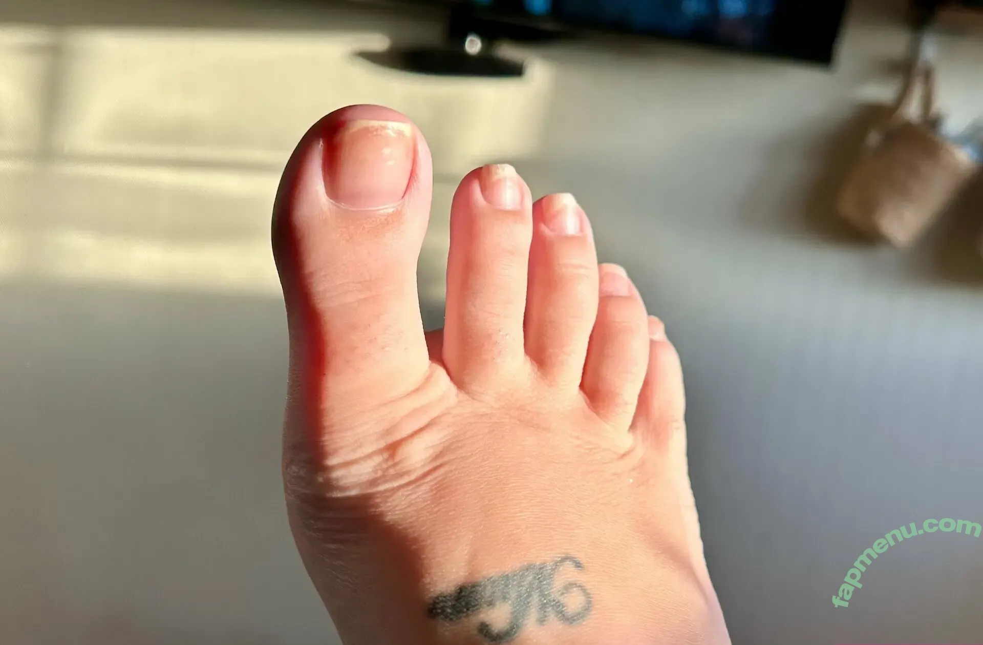 jemsbigfeet nude photo #0045 (jemsbigfeet)