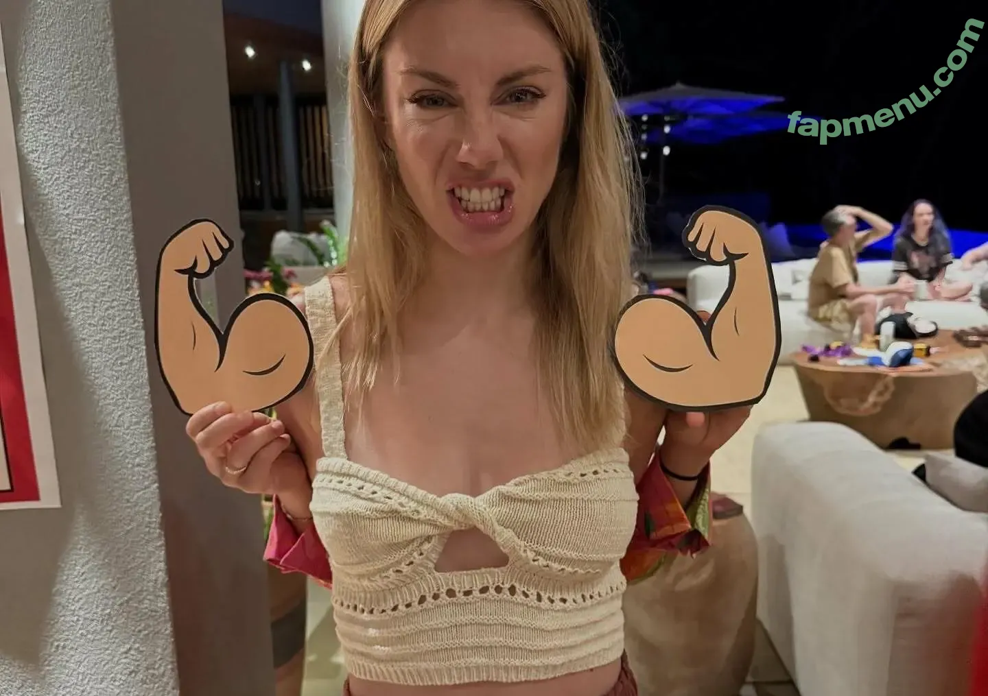 Jennifer Holland nude photo #0185 (Actress / jenniferlholland)