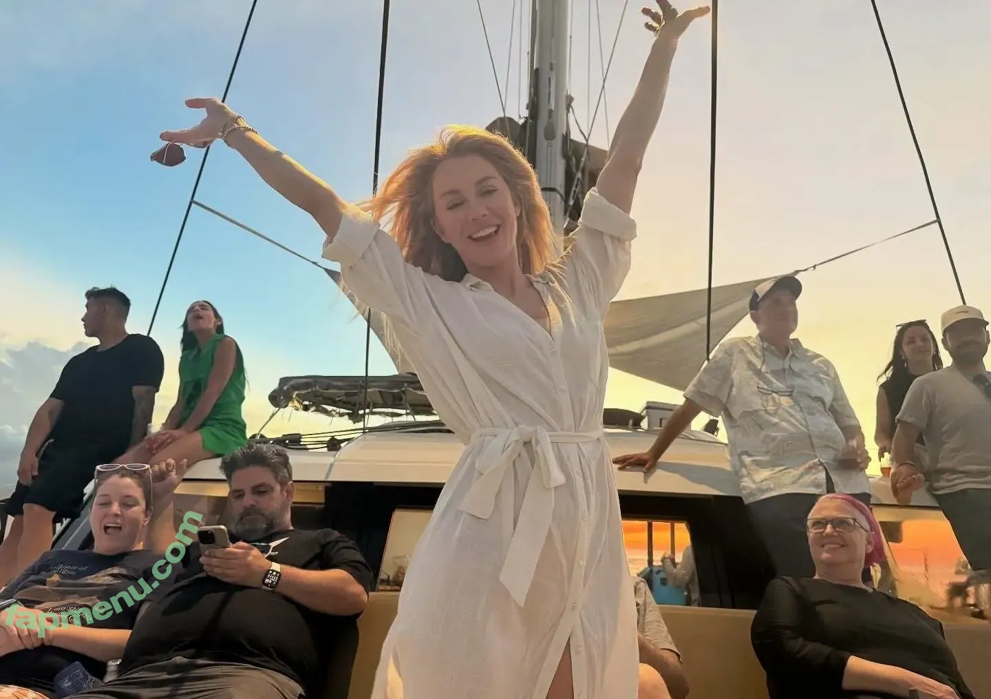 Jennifer Holland nude photo #0186 (Actress / jenniferlholland)