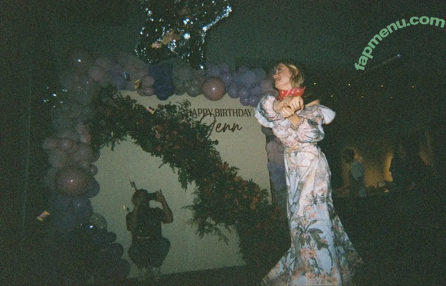 Jennifer Holland nude photo #0188 (Actress / jenniferlholland)