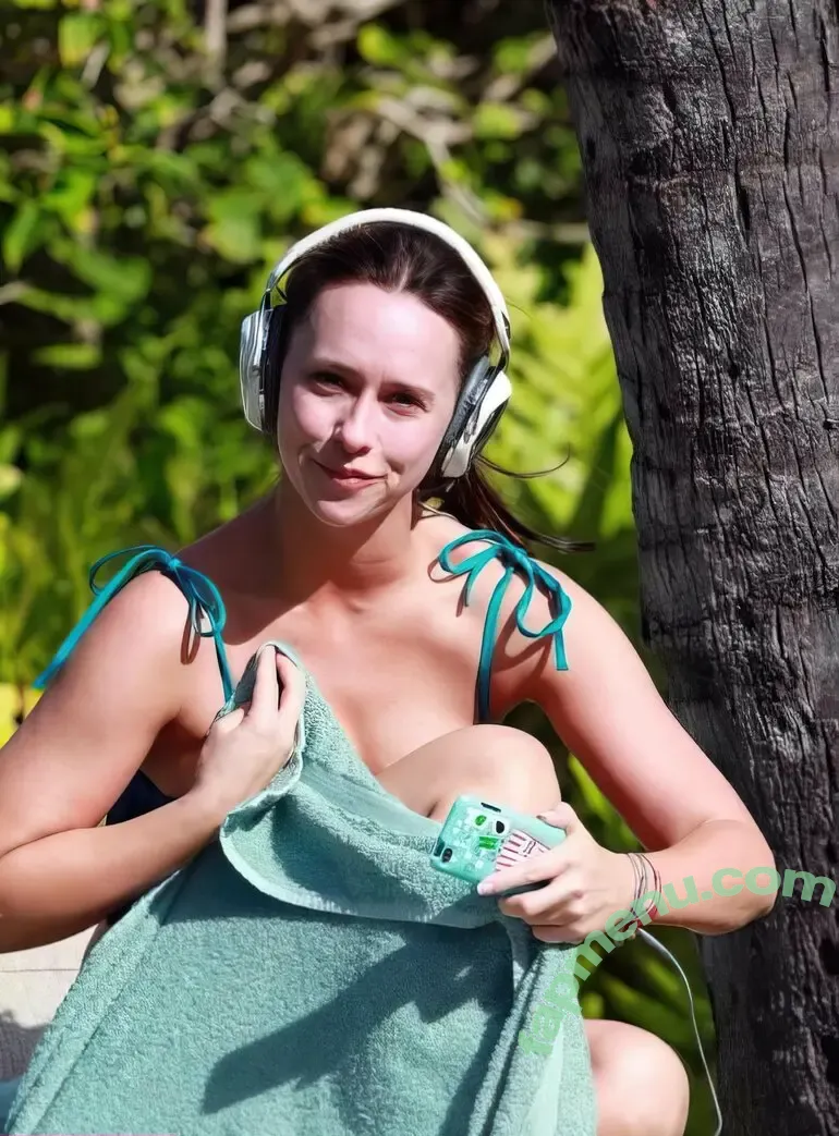 Jennifer Love Hewitt nude photo #0065 (jenniferlovehewitt)