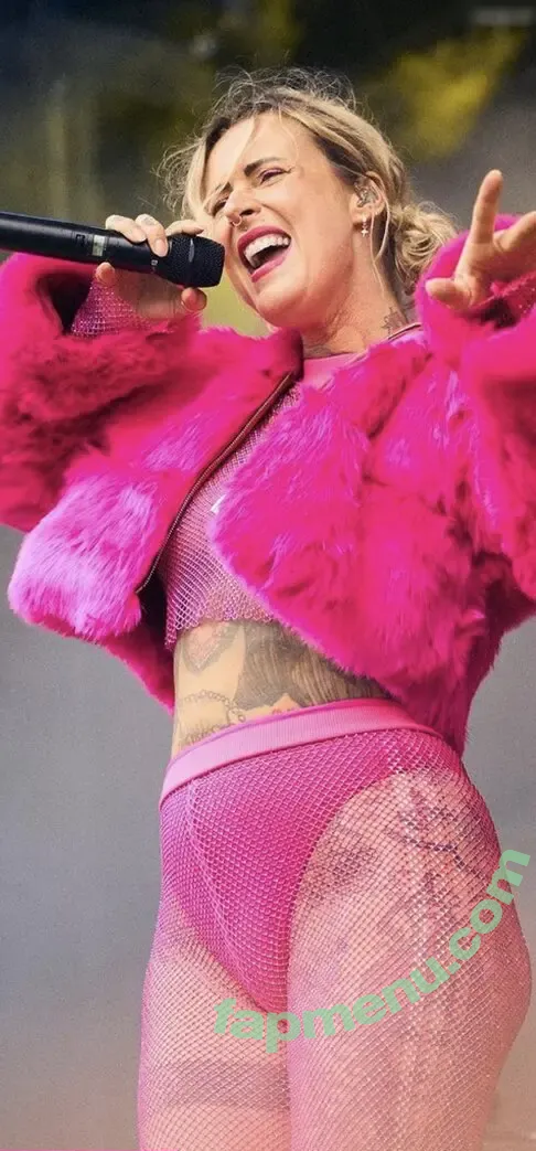 Jennifer Weist nude photo #0178 (JenniferWeist / yaenniverfromtheblock)