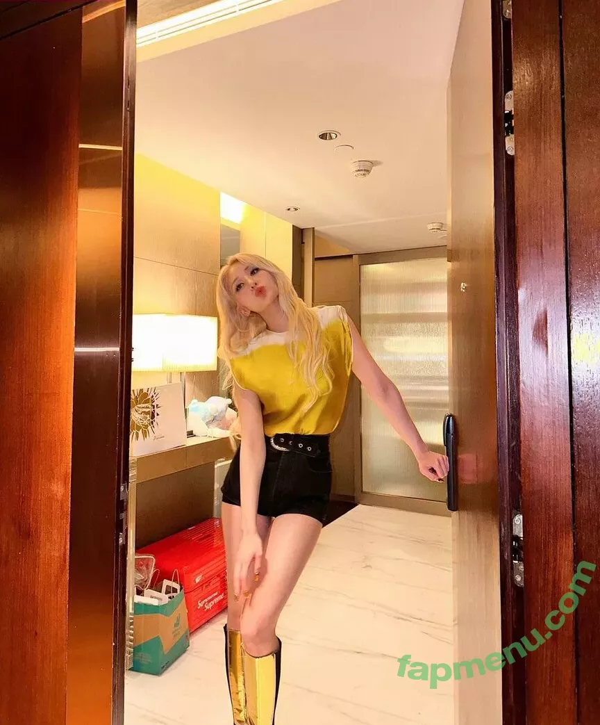 Jeon Somi nude photo #0033 (ENNIK SOMI / somsomi0309)
