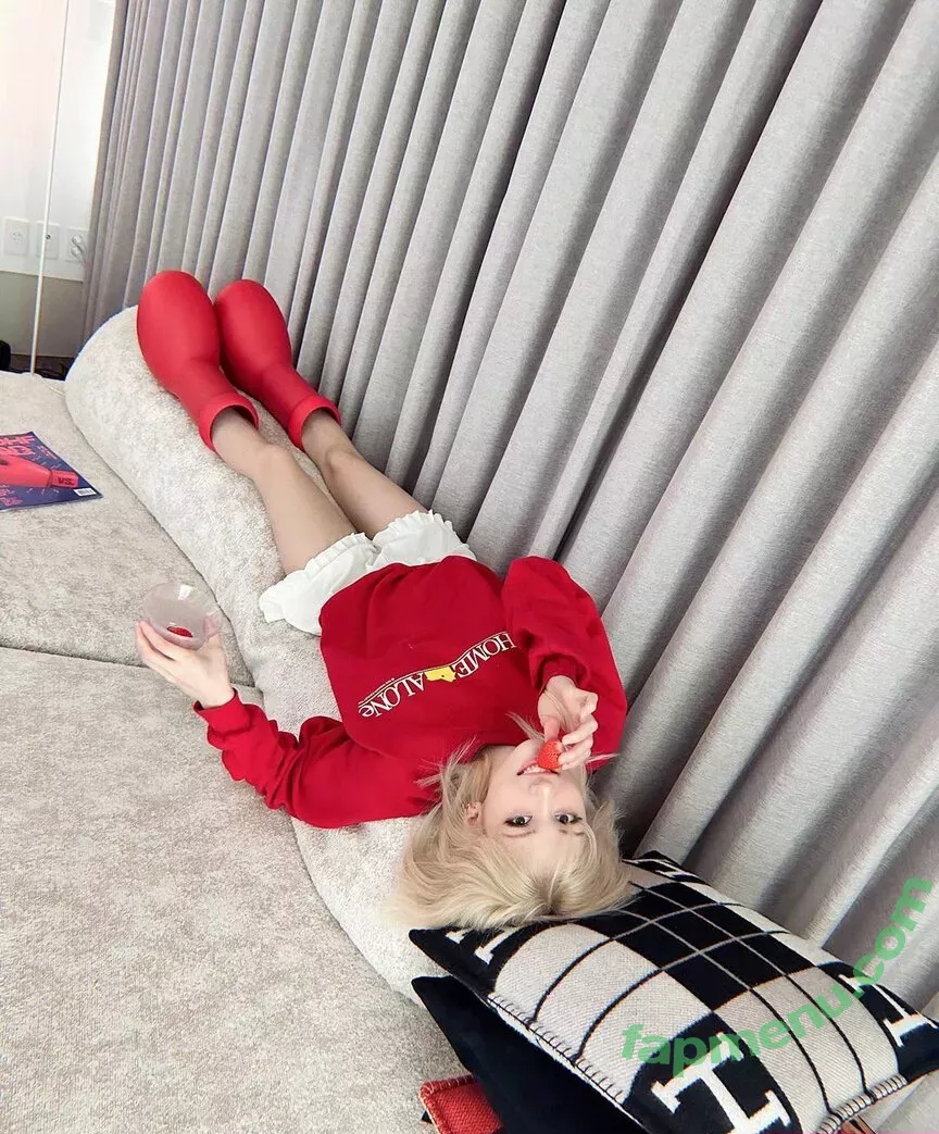 Jeon Somi nude photo #0048 (ENNIK SOMI / somsomi0309)