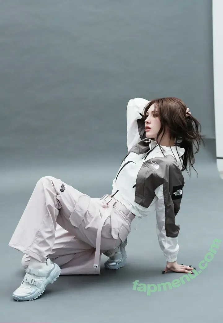 Jeon Somi nude photo #0279 (ENNIK SOMI / somsomi0309)