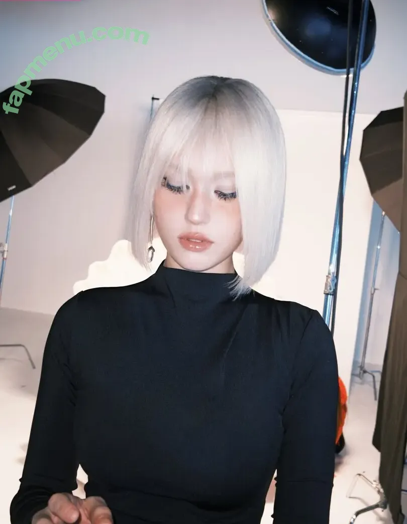 Jeon Somi nude photo #0402 (ENNIK SOMI / somsomi0309)