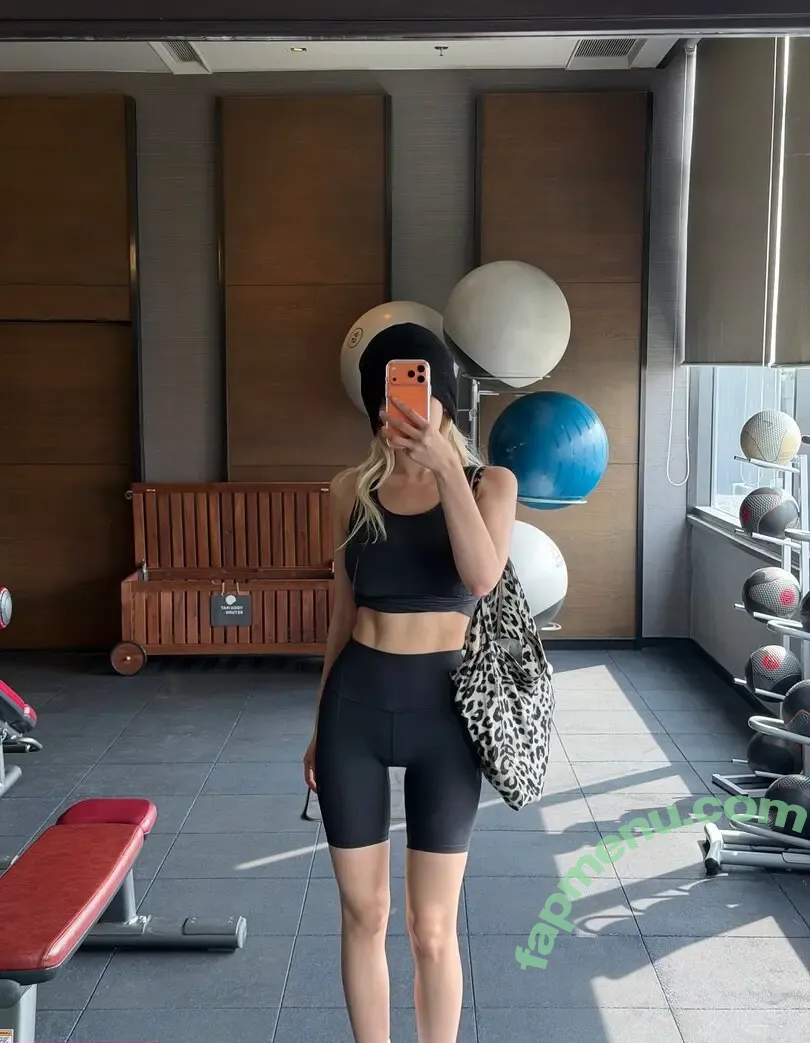 Jeon Somi nude photo #0902 (ENNIK SOMI / somsomi0309)