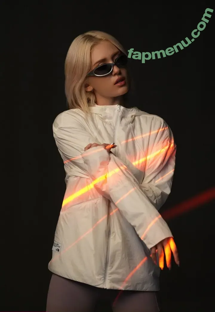 Jeon Somi nude photo #0921 (ENNIK SOMI / somsomi0309)