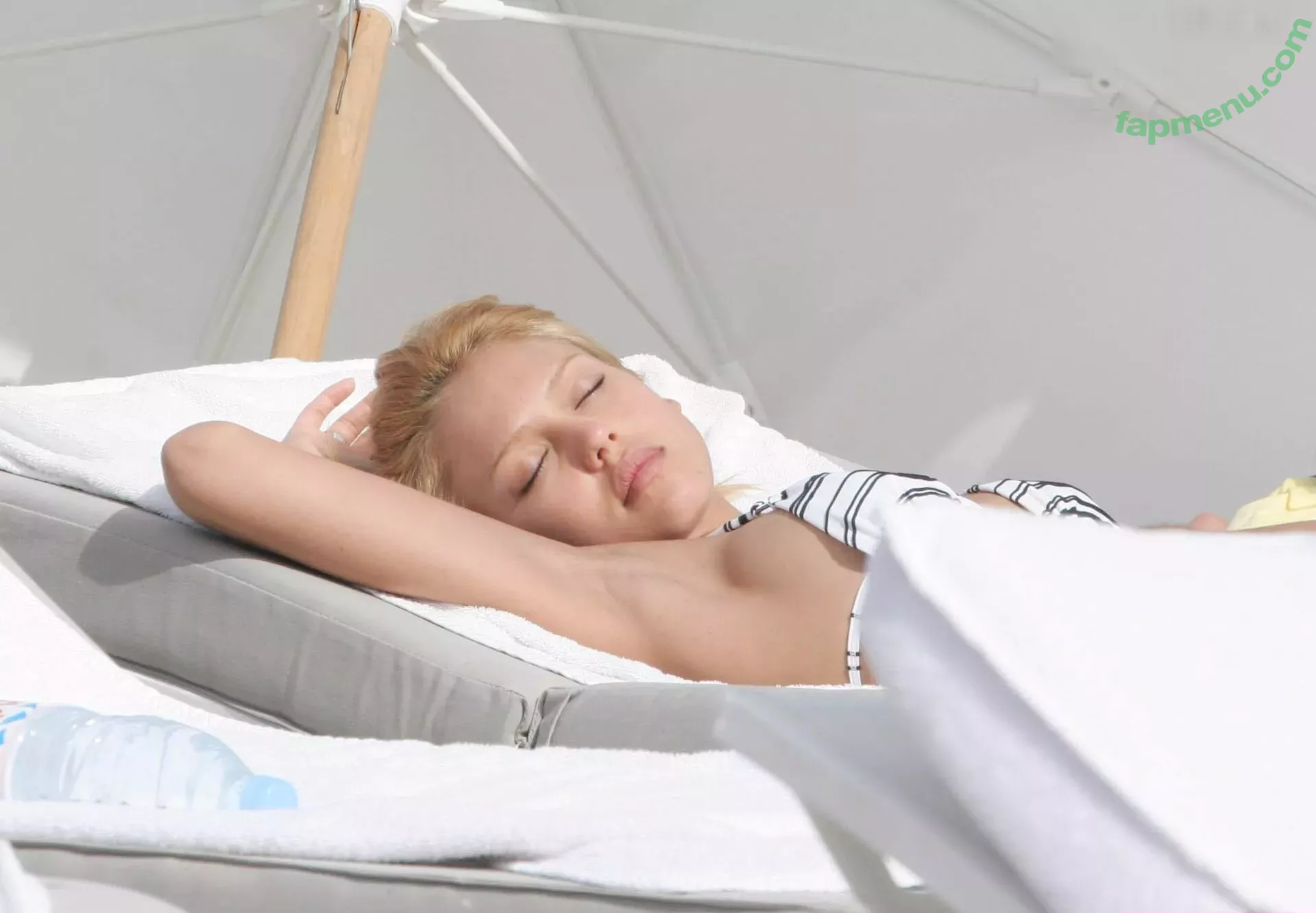 Jessica Alba nude photo #1186 (jessicaalba)