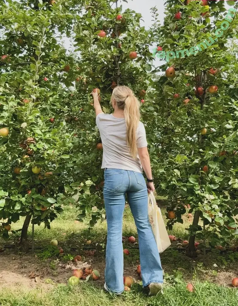 Jetting Julia nude photo #0055 (jettingjulia)