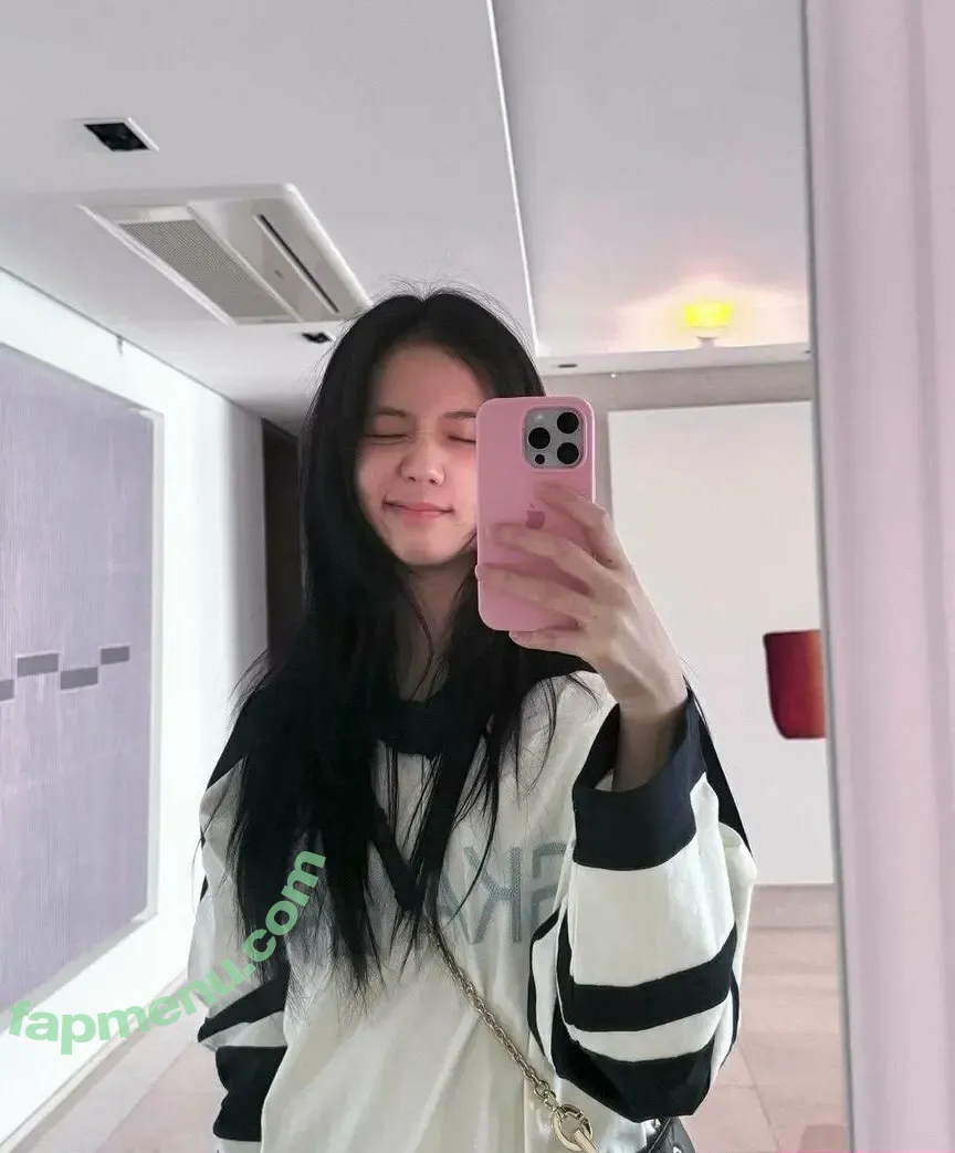 Jisoo nude photo #0552 (BLACKPINK / qenshizu / sooyaaa__)
