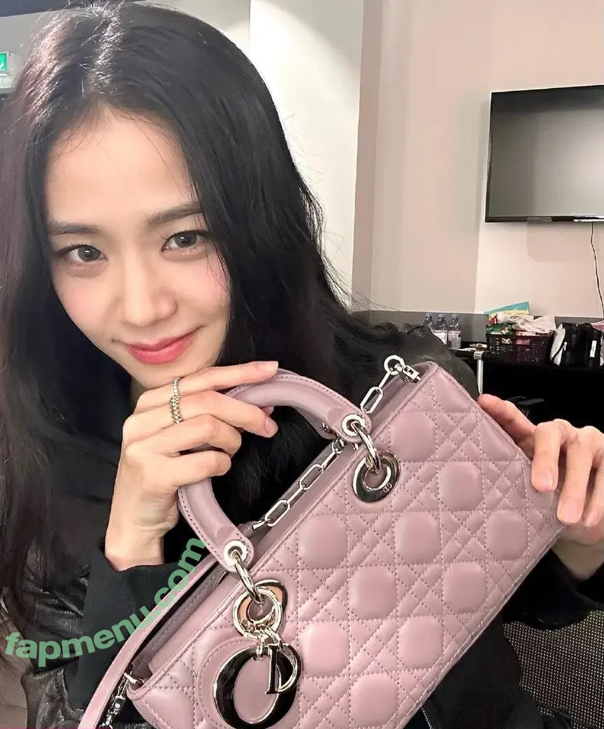 Jisoo nude photo #0710 (BLACKPINK / qenshizu / sooyaaa__)