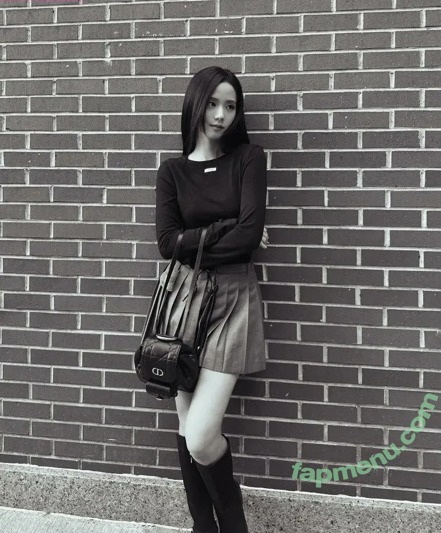 Jisoo nude photo #0746 (BLACKPINK / qenshizu / sooyaaa__)