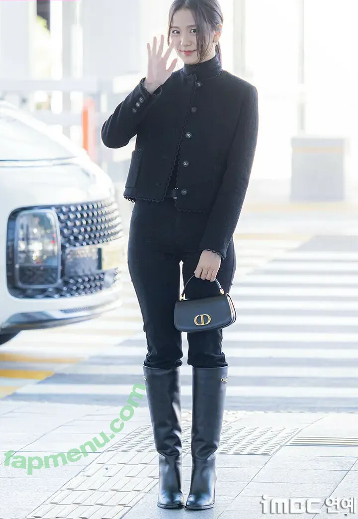 Jisoo nude photo #0777 (BLACKPINK / qenshizu / sooyaaa__)