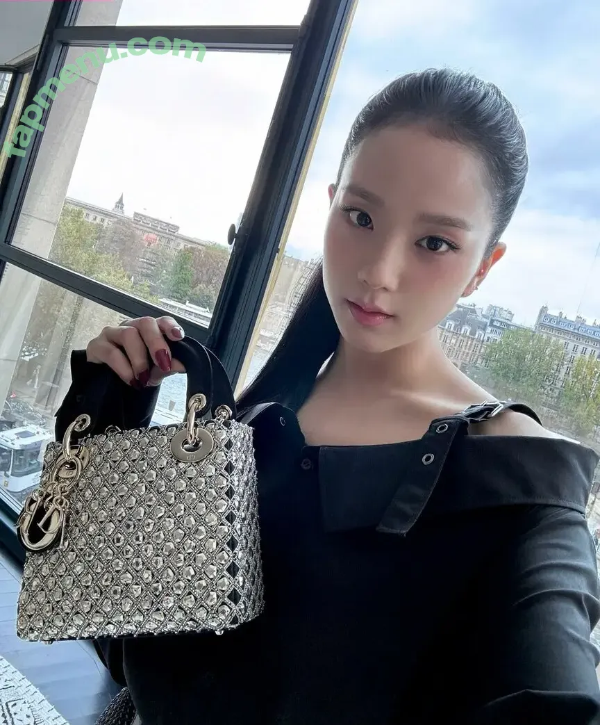 Jisoo nude photo #0802 (BLACKPINK / qenshizu / sooyaaa__)