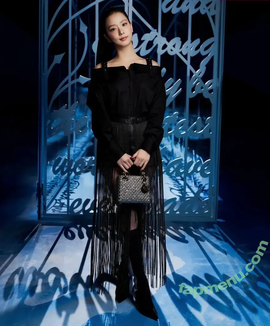 Jisoo nude photo #0803 (BLACKPINK / qenshizu / sooyaaa__)