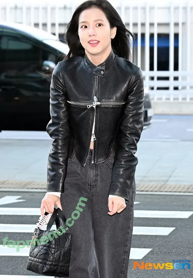 Jisoo nude photo #0882 (BLACKPINK / qenshizu / sooyaaa__)