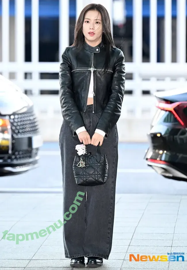 Jisoo nude photo #0888 (BLACKPINK / qenshizu / sooyaaa__)
