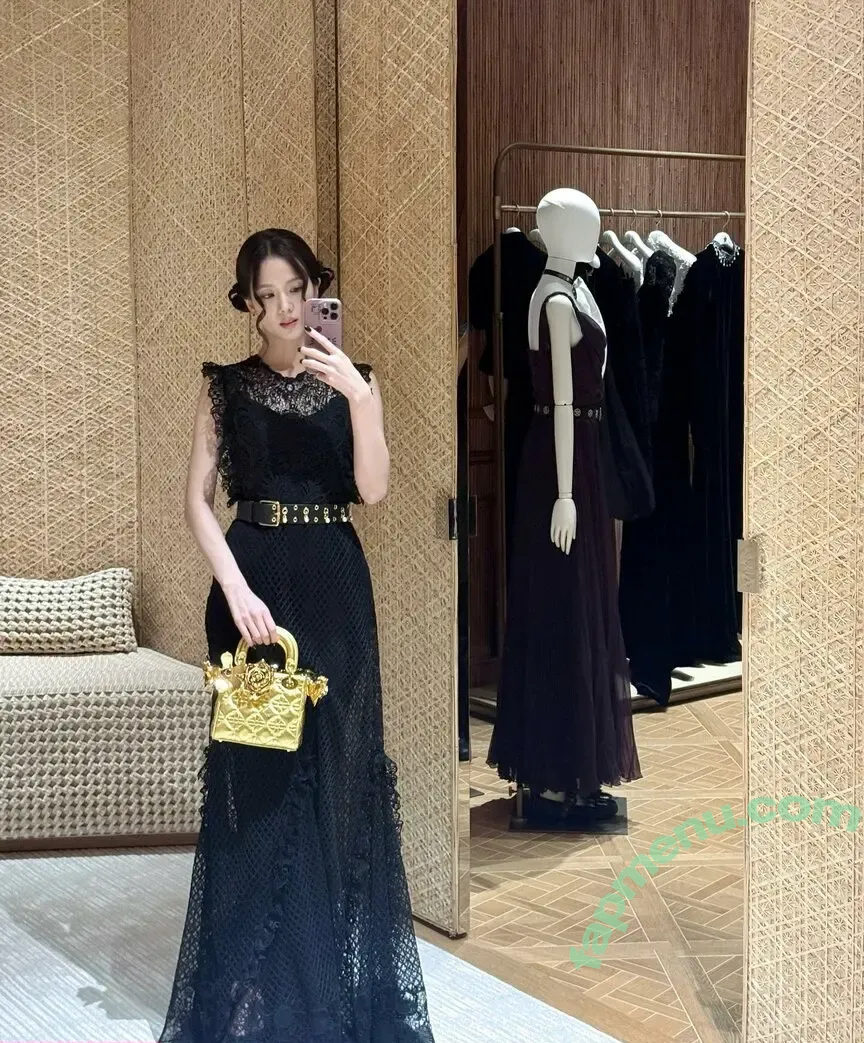 Jisoo nude photo #0902 (BLACKPINK / qenshizu / sooyaaa__)