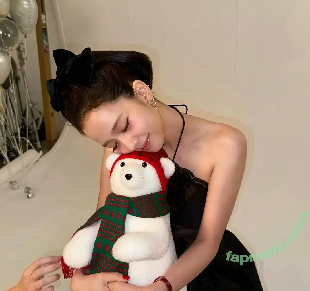 Jisoo nude photo #0907 (BLACKPINK / qenshizu / sooyaaa__)