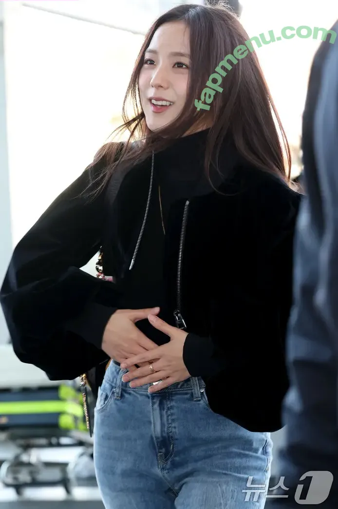 Jisoo nude photo #0912 (BLACKPINK / qenshizu / sooyaaa__)