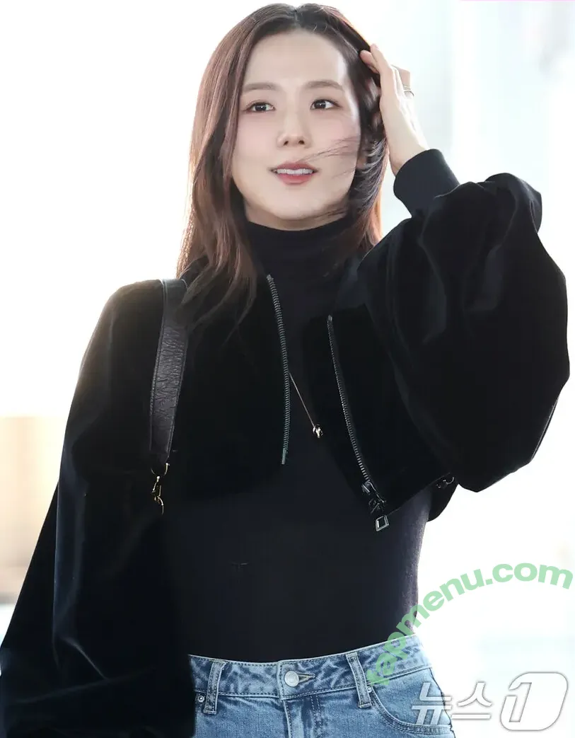 Jisoo nude photo #0913 (BLACKPINK / qenshizu / sooyaaa__)