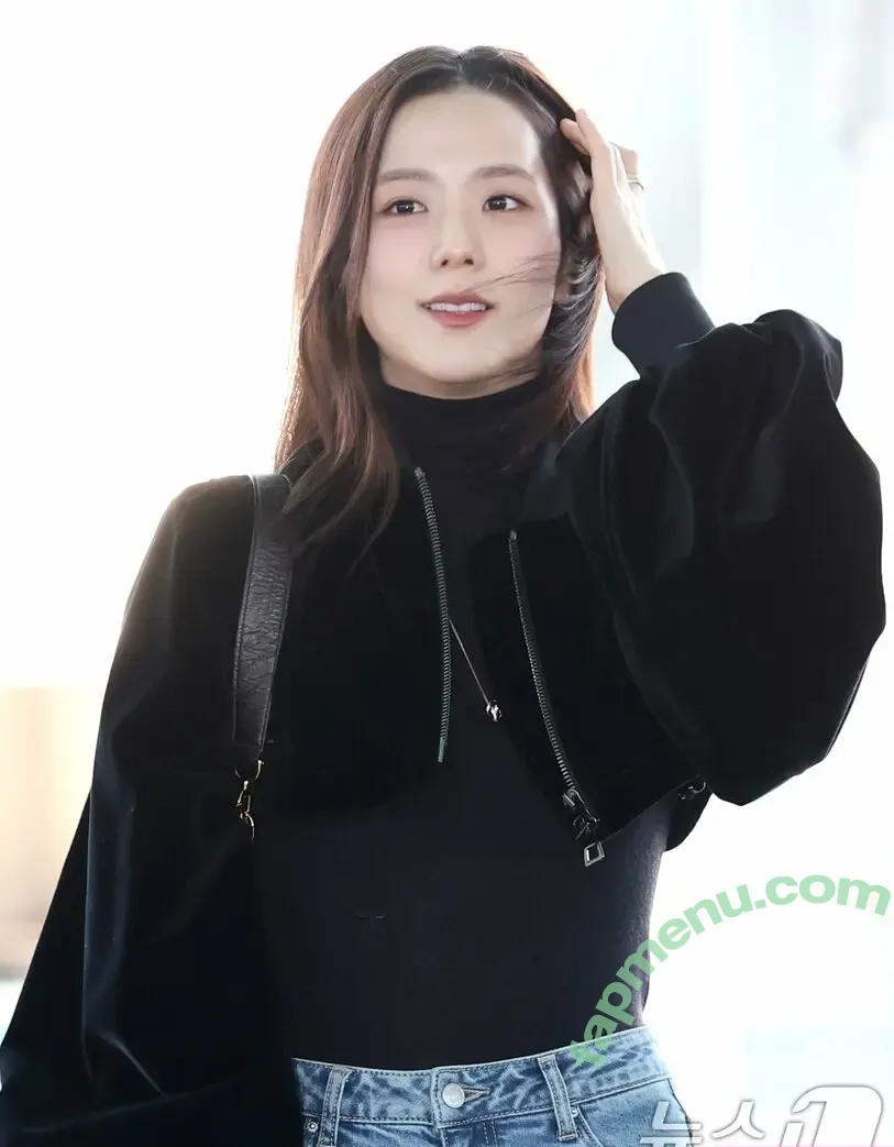 Jisoo nude photo #0916 (BLACKPINK / qenshizu / sooyaaa__)