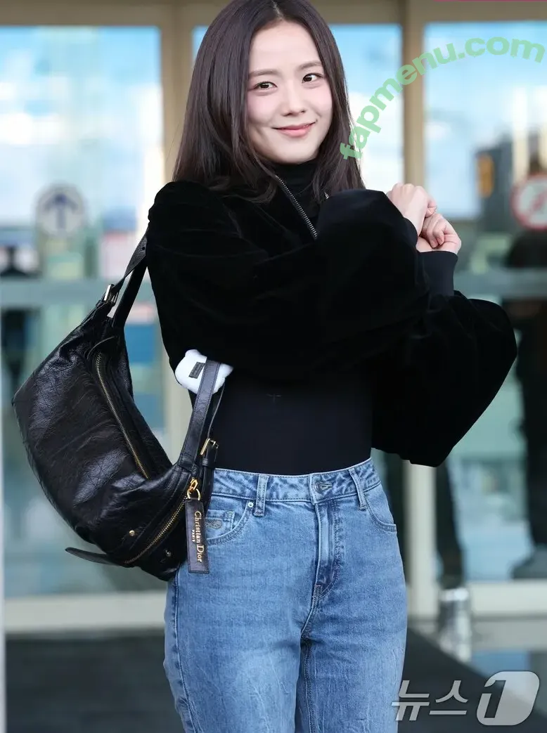 Jisoo nude photo #0917 (BLACKPINK / qenshizu / sooyaaa__)