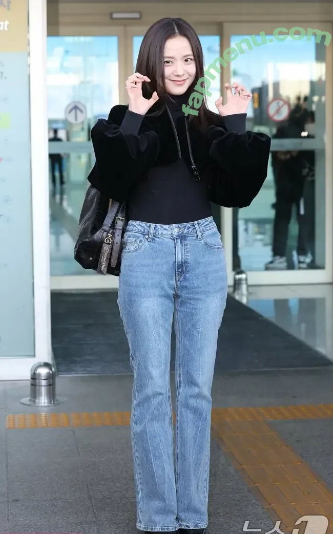 Jisoo nude photo #0918 (BLACKPINK / qenshizu / sooyaaa__)