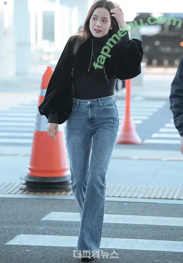 Jisoo nude photo #0925 (BLACKPINK / qenshizu / sooyaaa__)